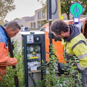 twee mannen installeren een laadpaal