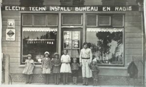 Winkel met personen ervoor op een rij