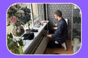 persoon bezig met waterzijdg inregelen